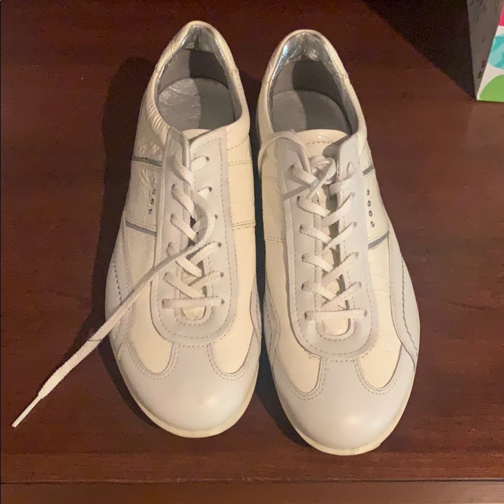 Women’s golf shoes